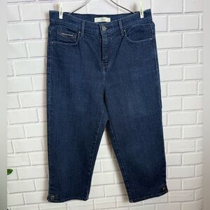 Levi's VTG Women's Dark Wash Black Patch Jeans C
Cropped Straight Leg/size 10